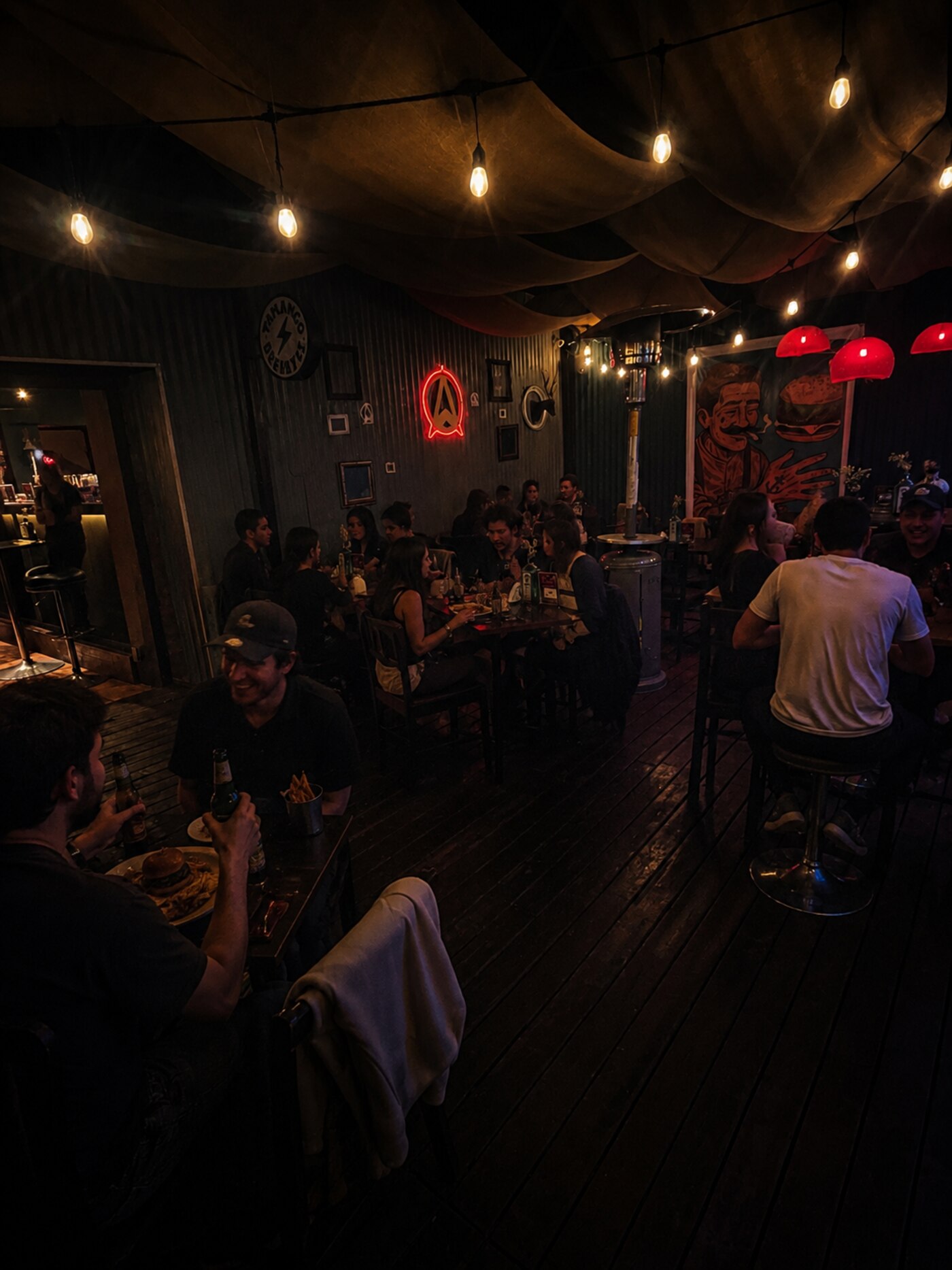 Interior de Errante Burger de noche